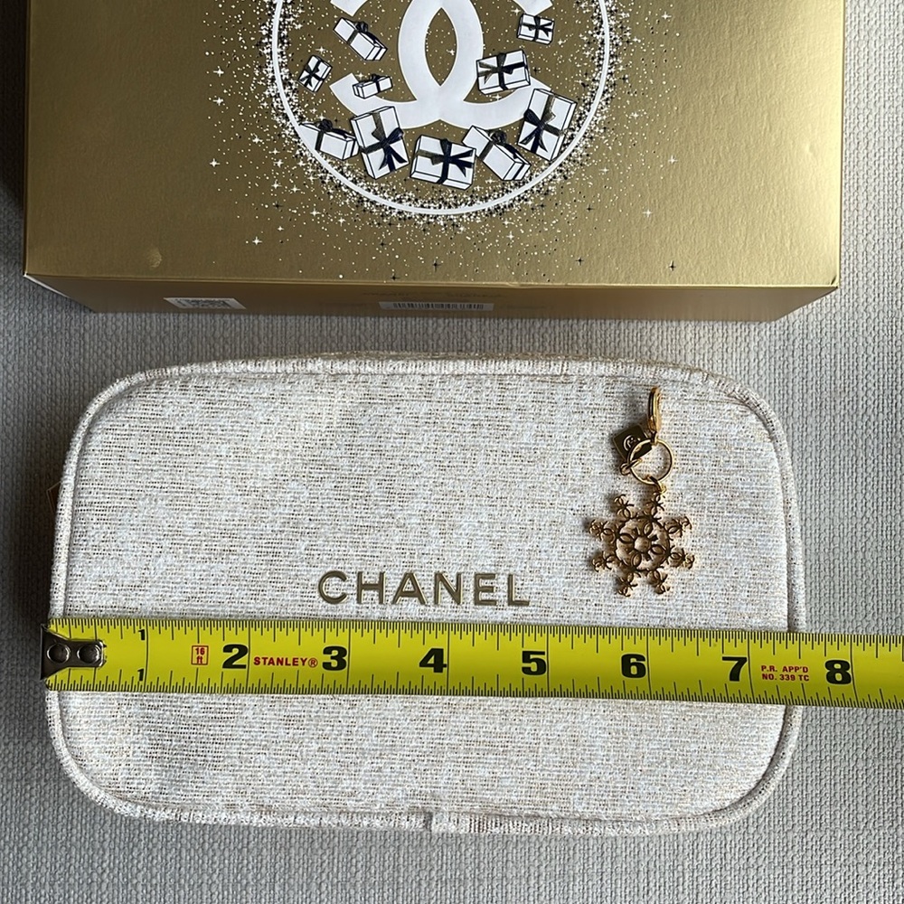 CHANEL limited edition holiday Cosmetic Pouch with snowflake charm - Picture 13 of 14